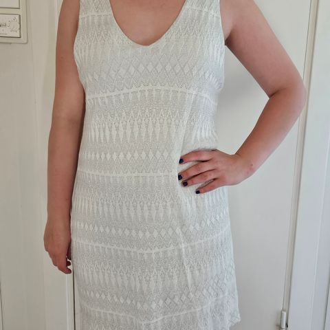 Hvit og sølvfarget kjole fra H&M
