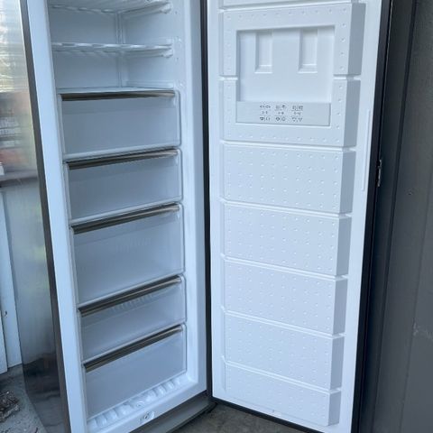 Hi I  need help to pick up the fridge From: Kjelsåsveien to Sjølyst plass 3.