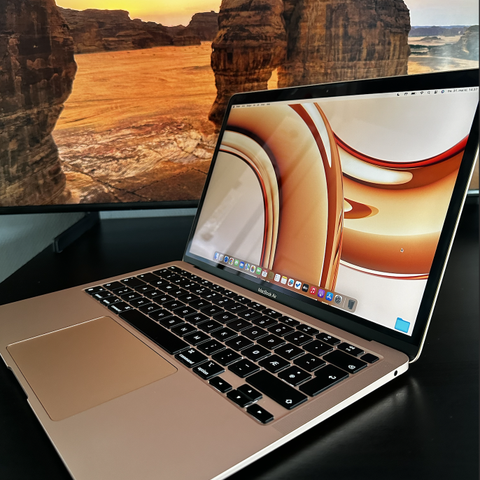 MacBook Air M1 256GB Gull (2021) + Deksel & Kvittering (SOM NY)