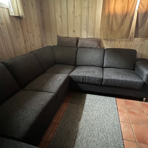 Svart sofa med sjeselong