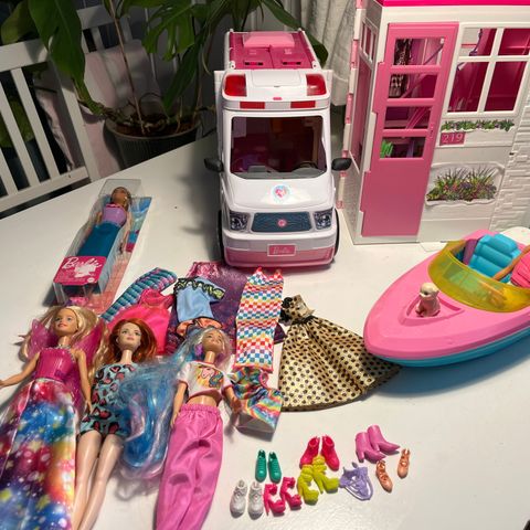 Barbiehus, båt og sykebil med barbiedukker, klær og sko