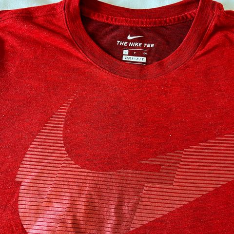 Rød trenings t-shirt, fra Nike, str S