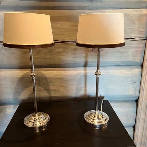 To bordlamper i krom med pen lampeskjerm