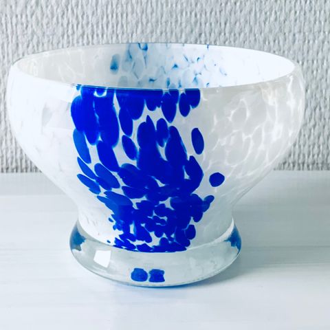 Kunstglass / skål confetti 💙 blå og hvit