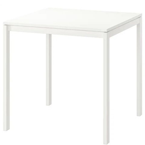 Hvitt, kvadratisk kjøkkenbord