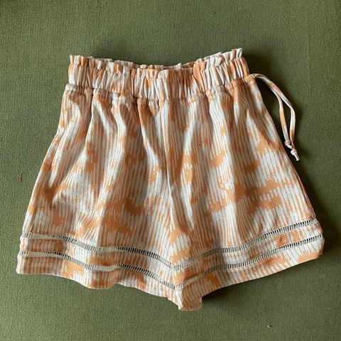 Brodert shorts fra H&M