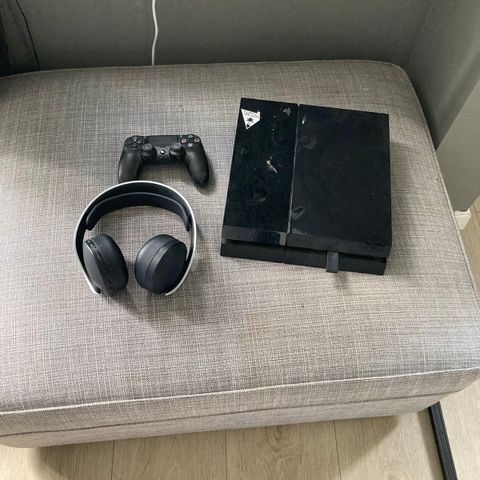 PlayStation 4 med kontroll og headsett