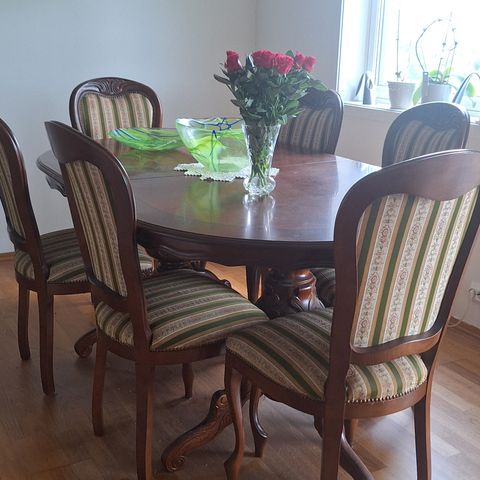 Nydelig spisebord med 6 stoler, italiensk design