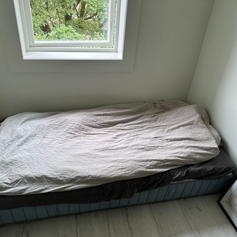 IKEA seng Valevåg 90x200 ink ribbebunn og madrassbeskytter