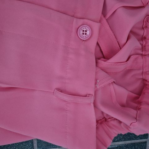 Haust buksedress i hvitt og rosa ønsker kjøpt