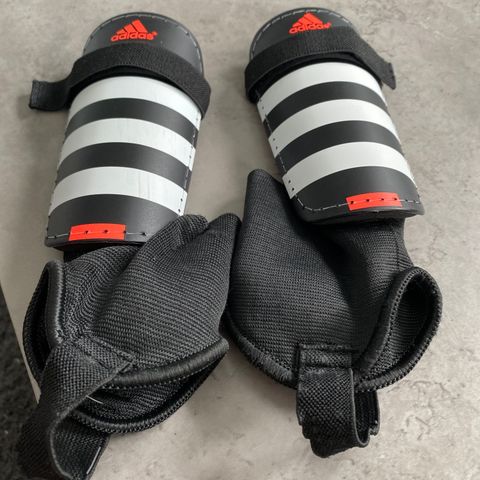 Leggskinn Adidas størrelse Smal