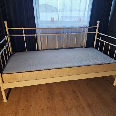 Seng 90×200 cm  Ramme fra ikea