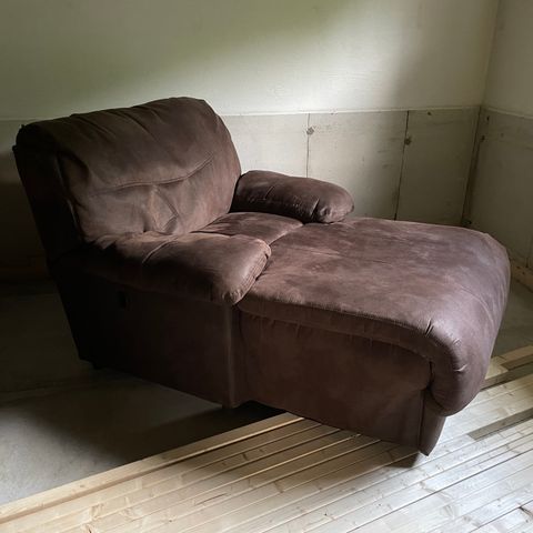 Recliner sofa, stol og chaiselong i brunt semsket skinn selges samlet.