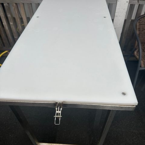 Filebord i rustfritt stål med nylonplatte.