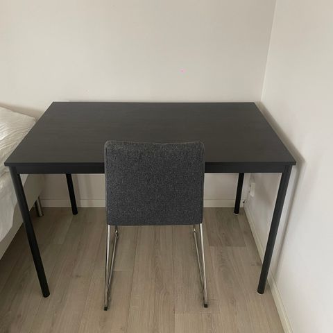 IKEA skrivebord + stol