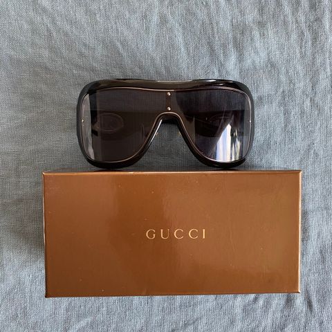 Gucci solbriller selges for 800 kr