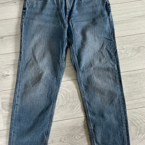 Ny, ubrukt Lee-jeans selges!