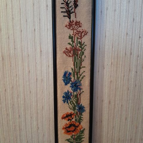 Blomsterbroderi innrammet (53 cm x 12 cm)