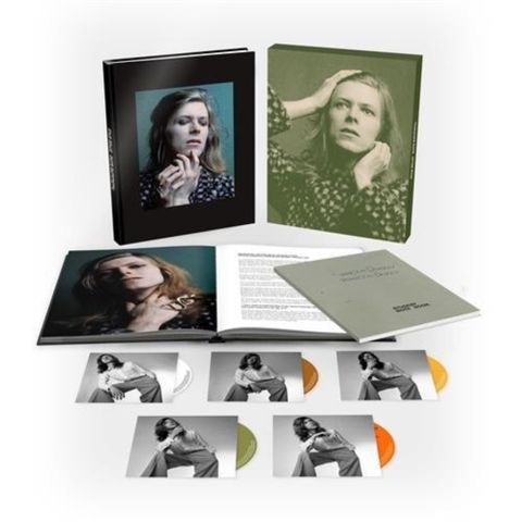 Må hentes.

David Bowie Divine Symmetry The Journey to Hunky Dory (4CD+BD-A)