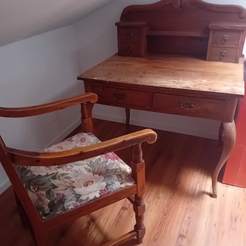 Fint eldre bord pluss stol