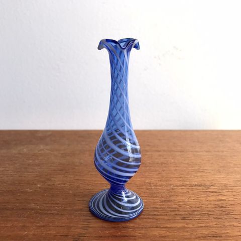 Meget pen liten vintage miniatyr kunstglass vase (Murano?) i blått og hvitt