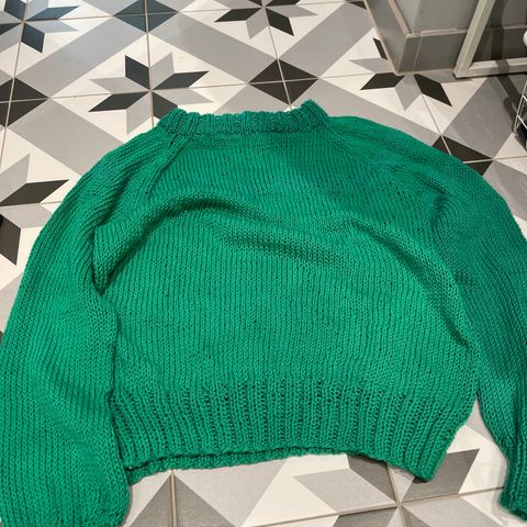 Hjemmestrikket genser i grønn