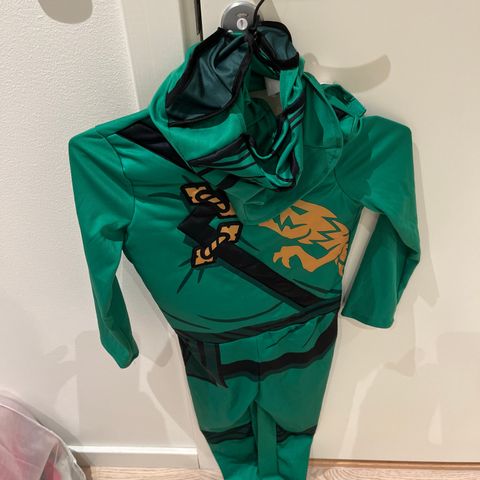 Lloyd ninjago kostyme 4-6 år