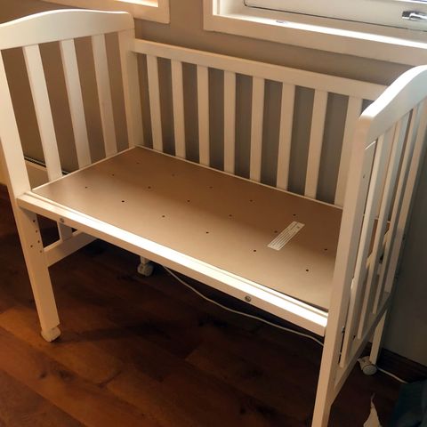 Bedside crib 90x50 fra BabyDan