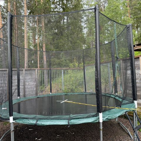 Trampoline med sikkerhetsnett og stige