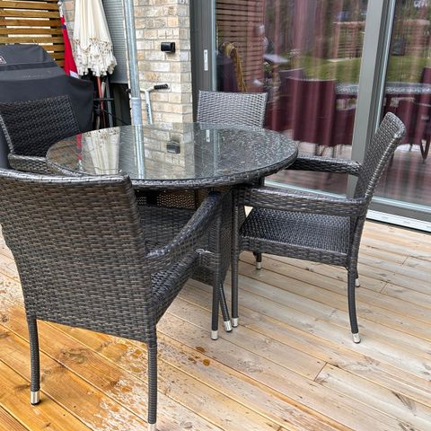 Fint bord og fire stoler til terrassen/balkongen