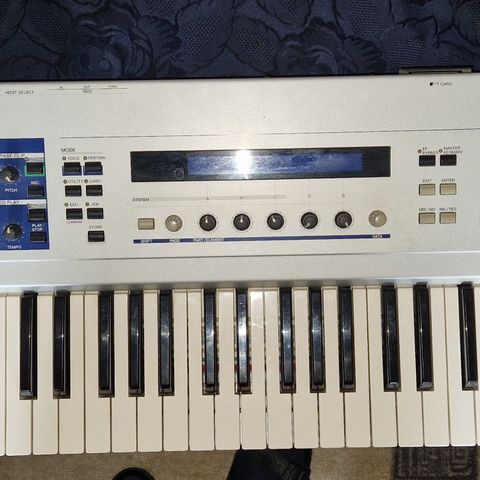 Yamaha CS6x synthesizer - reservert til 9/7