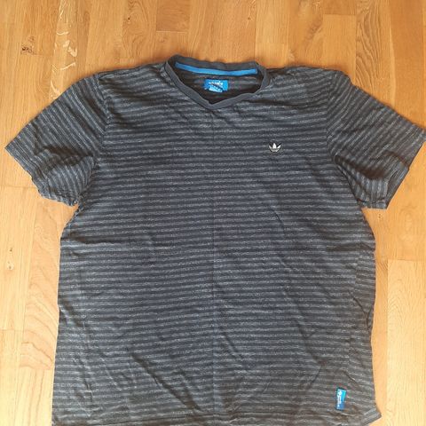 Adidas Originals og Nike T-skjorte selges sammen XL