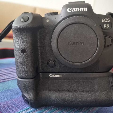 Canon EOS R6 med batterigrep