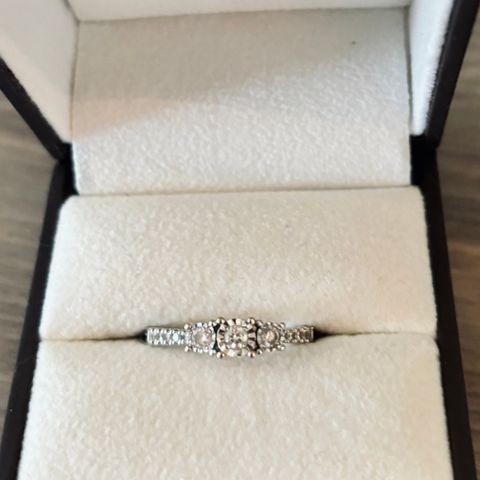 Nydelig forlovelsesring i hvitt gull, med 13 diamanter søker rett finger