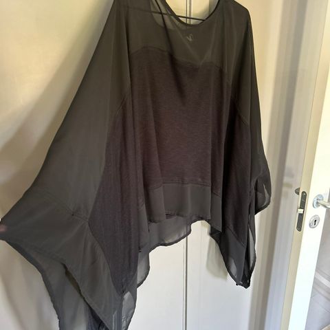 tøff sort poncho-bluse fra Nü selges. str. M/L