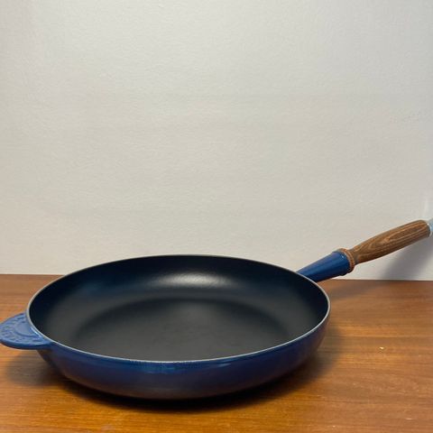 Blå le creuset stekepanne i støpejern