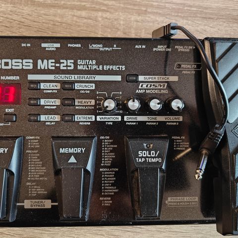 Boss ME-25 (Batteridrevet effekt pedal)