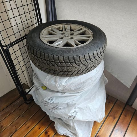 Peugeot felg og vinterdekk, 195/65 R15, 4x108