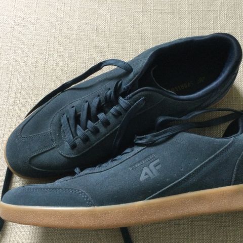 Sko- Sneakers F4 , Nubuck. Marineblåfarge. Str - 45 , Som Ny .