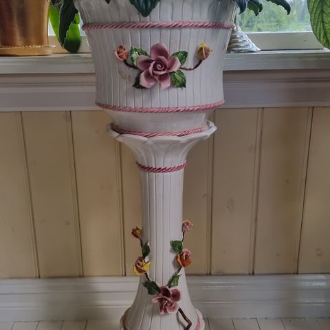 Stor blomsterpotte på søyle/varepotte/vintage