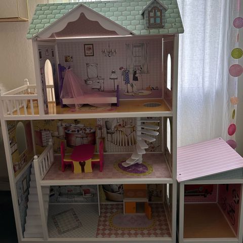 Stort Barbie-hus selges - pent brukt - ser ut som nytt