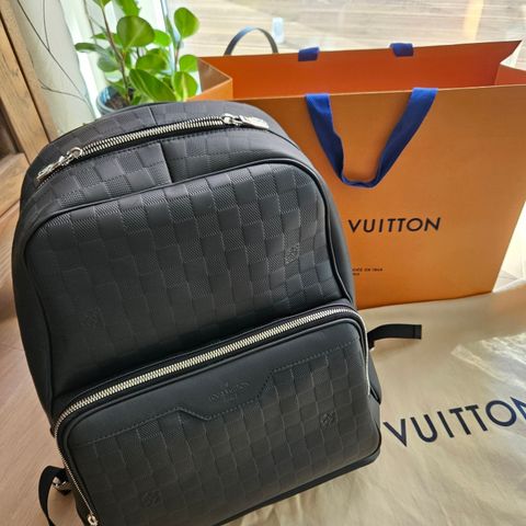 Louis Vuitton unisex ryggsekk I skinn selges.