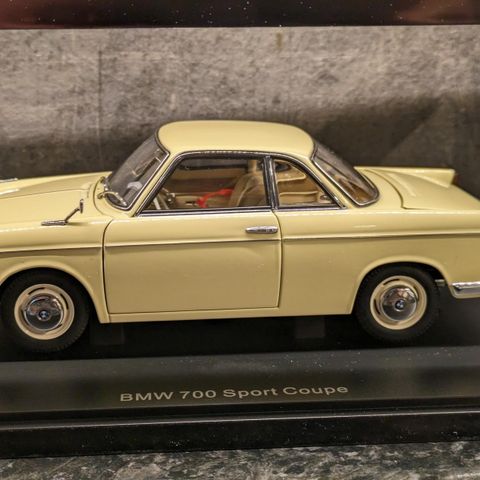 BMW 700 Sport Coupe - 1959 modell - lys beige lakk - AUTOart - Skala 1:18