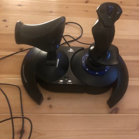 Lite brukt Thrustmaster T.Flight 4 HOTAS