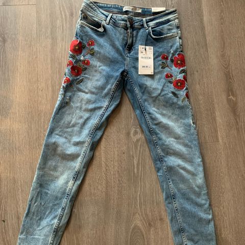 Helt ny jeans med broderi fra Zara, str36