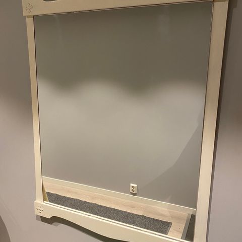 Stort speil med hvit ramme