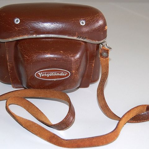 Voigtlander Hard Case med skulderstroppe 90/150-1