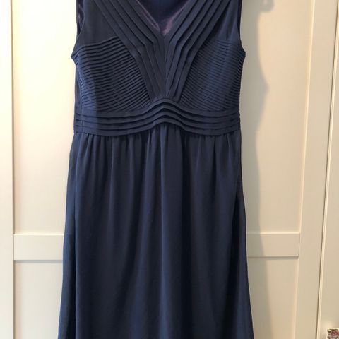 Lite brukt mørkblå kjole, Soaked in luxury, str M