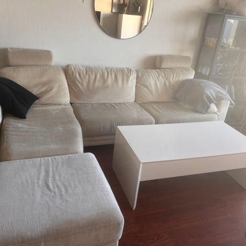 Hvit/beige sofa - høy komfort - medfølger puff