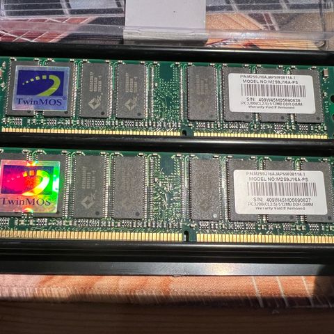 2x512MB PC 3200 CL 2,5 DDR-DIMM ram brikker selges